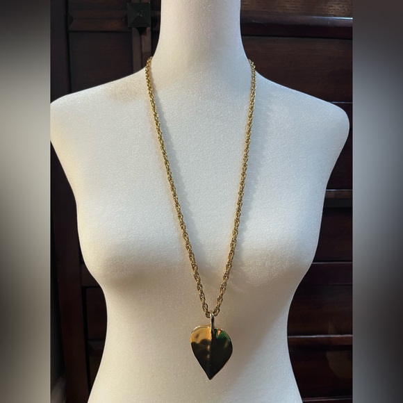 1980's Givenchy gold pendant and chain - Picture 4 of 4